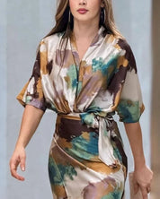Olga | Elegante Satijnen Wikkeljurk met Stijlvolle Tie Dye Print