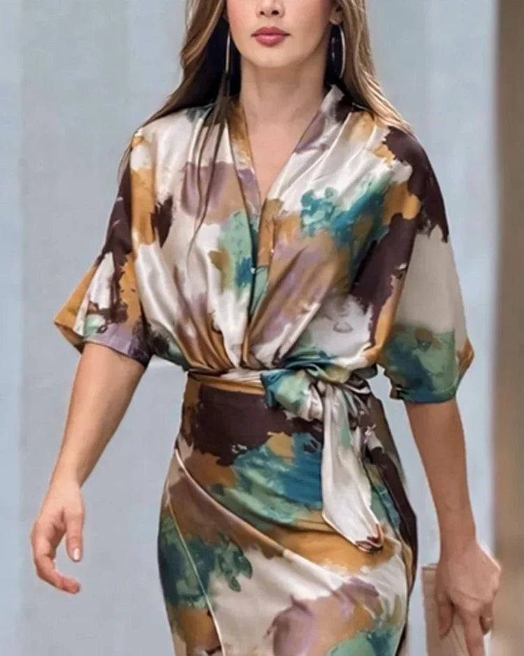 Olga | Elegante Satijnen Wikkeljurk met Stijlvolle Tie Dye Print