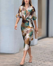 Olga | Elegante Satijnen Wikkeljurk met Stijlvolle Tie Dye Print