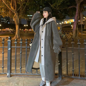 Dames winterjas met lange capuchon en oversized pasvorm | Knoopsluiting 2