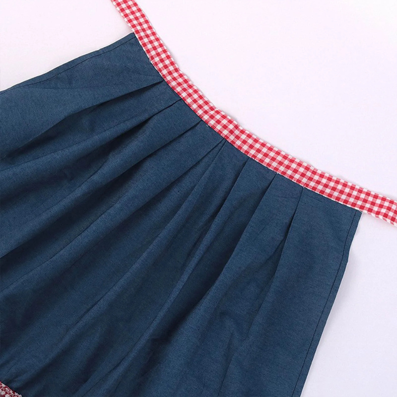Dirndljurk met ruitjesmotief en schort voor dames in traditionele klederdracht 2