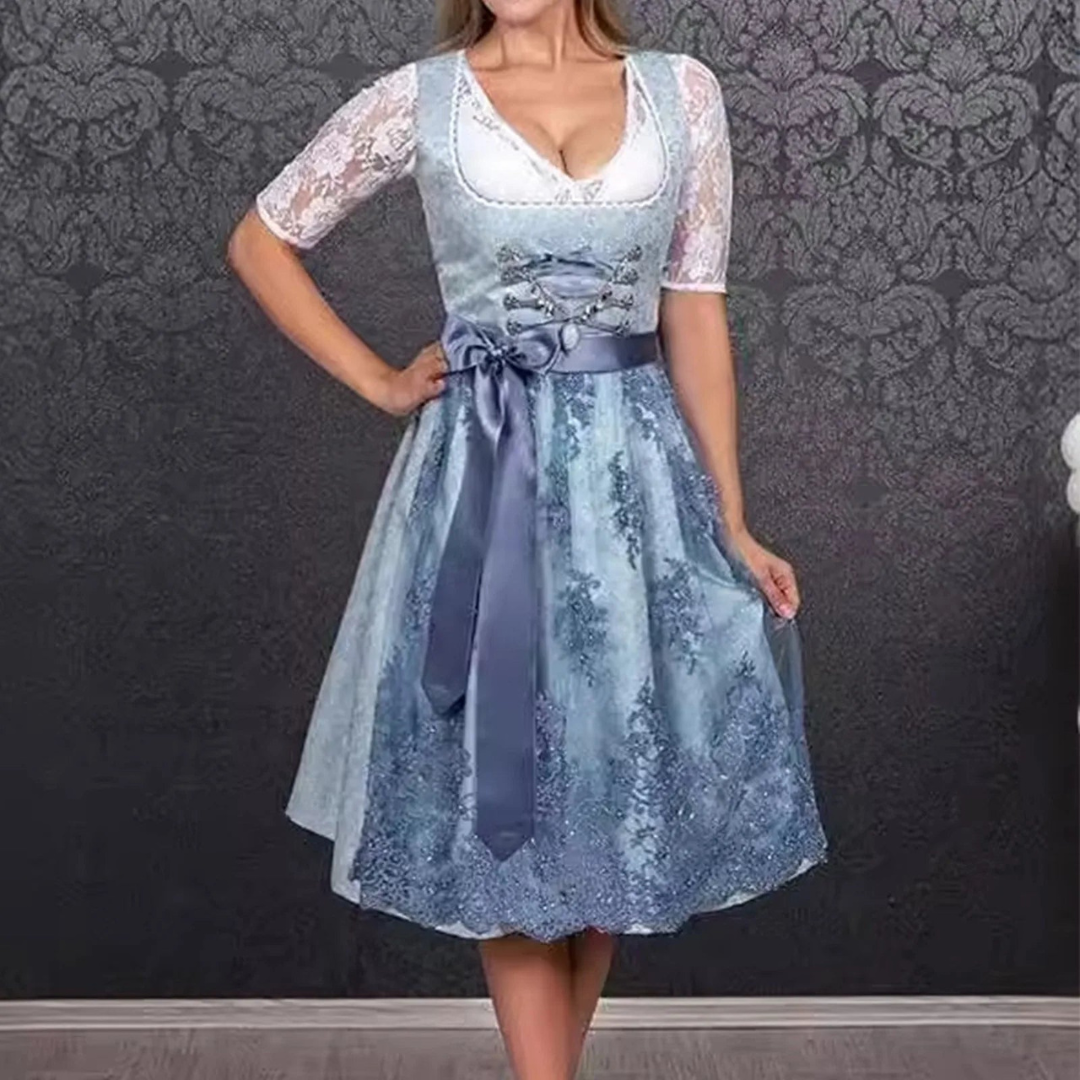 Dirndljurk met schort, kant en elegante vetersluiting op het lijfje 0