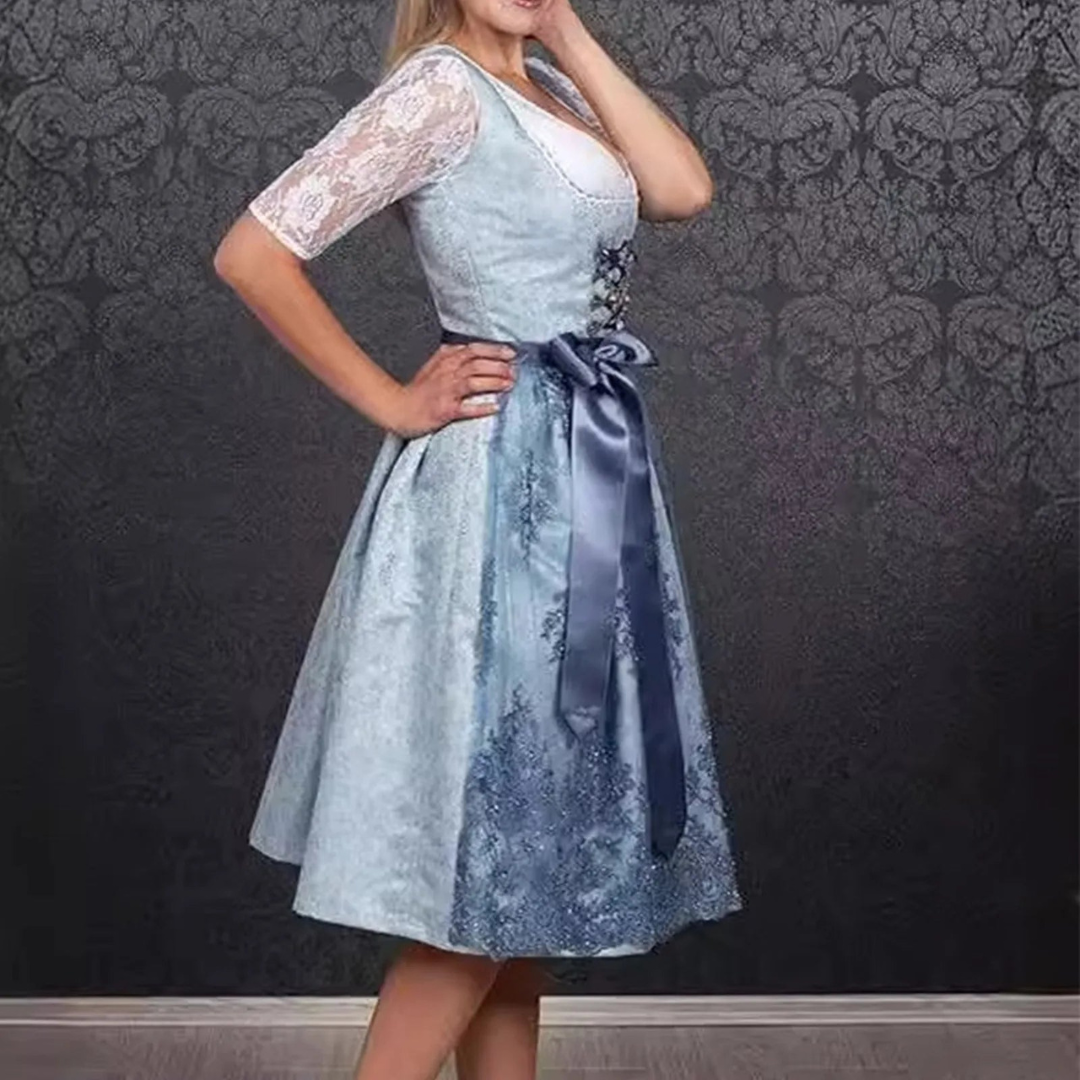 Dirndljurk met schort, kant en elegante vetersluiting op het lijfje 1