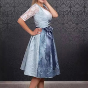 Dirndljurk met schort, kant en elegante vetersluiting op het lijfje 1