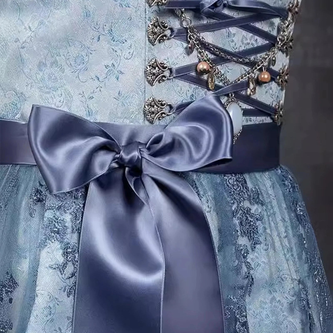 Dirndljurk met schort, kant en elegante vetersluiting op het lijfje 2