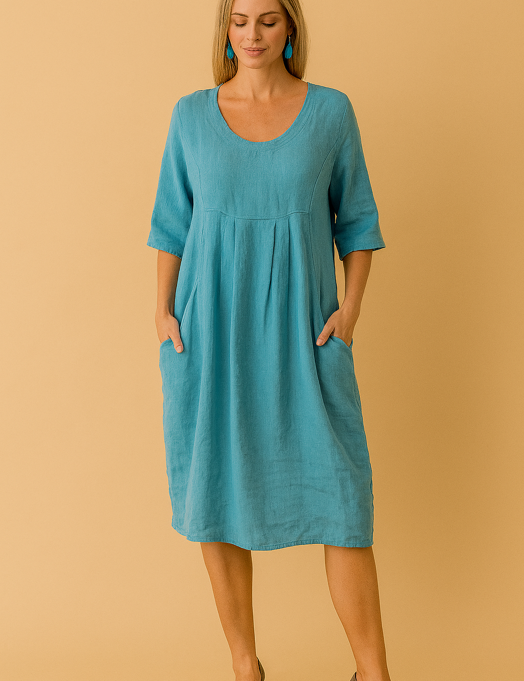 Halflange linnenjurk met halve mouwen, ronde hals en plooien aan de voorkant in turquoise