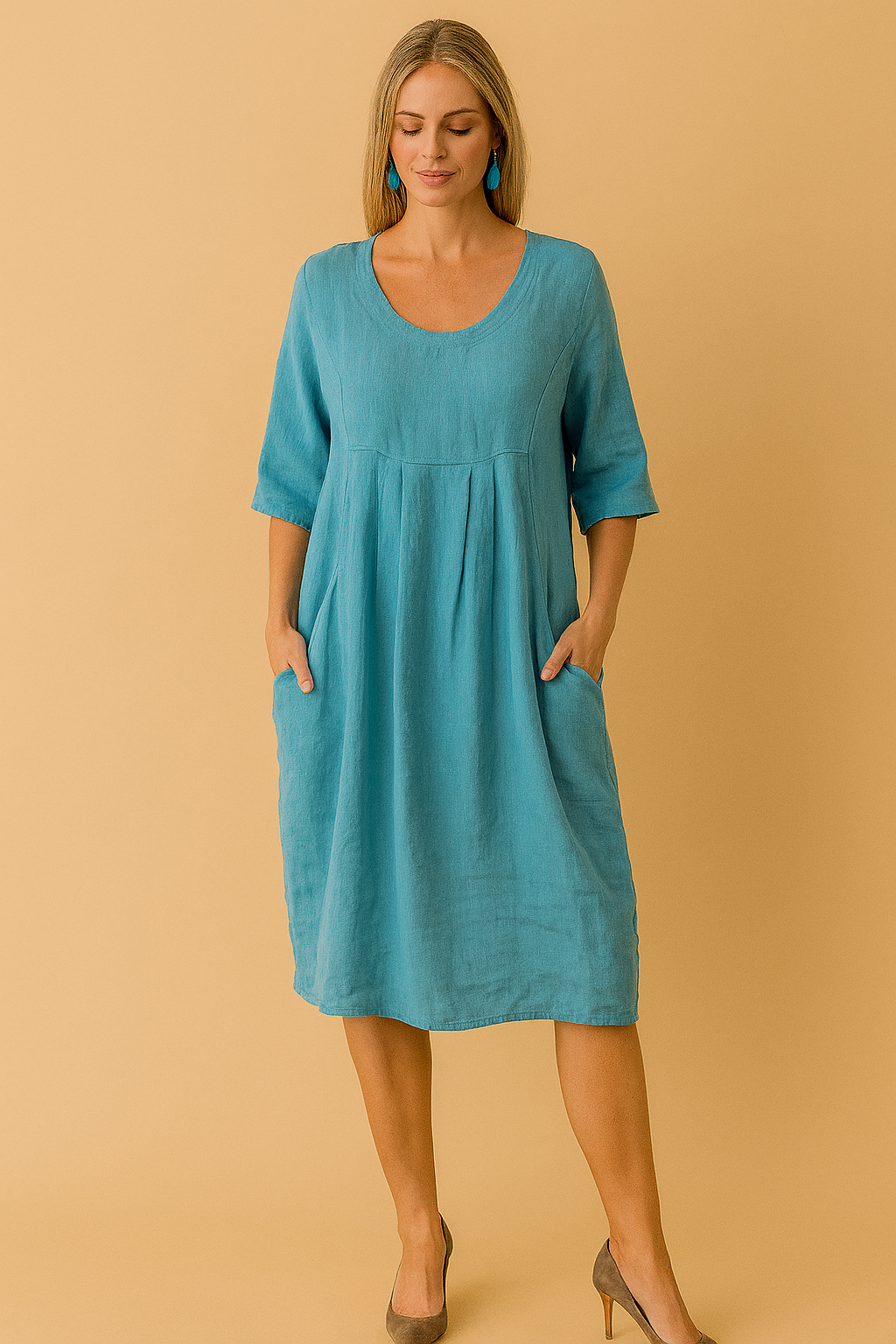 Halflange linnenjurk met halve mouwen, ronde hals en plooien aan de voorkant in turquoise