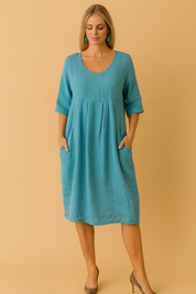 Halflange linnenjurk met halve mouwen, ronde hals en plooien aan de voorkant in turquoise