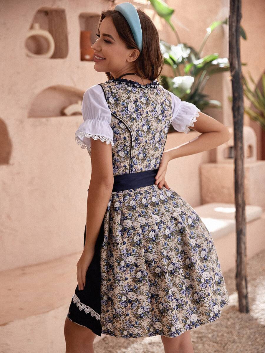 Oktoberfest dirndljurk met bloemenprint en donkerblauw schort 1