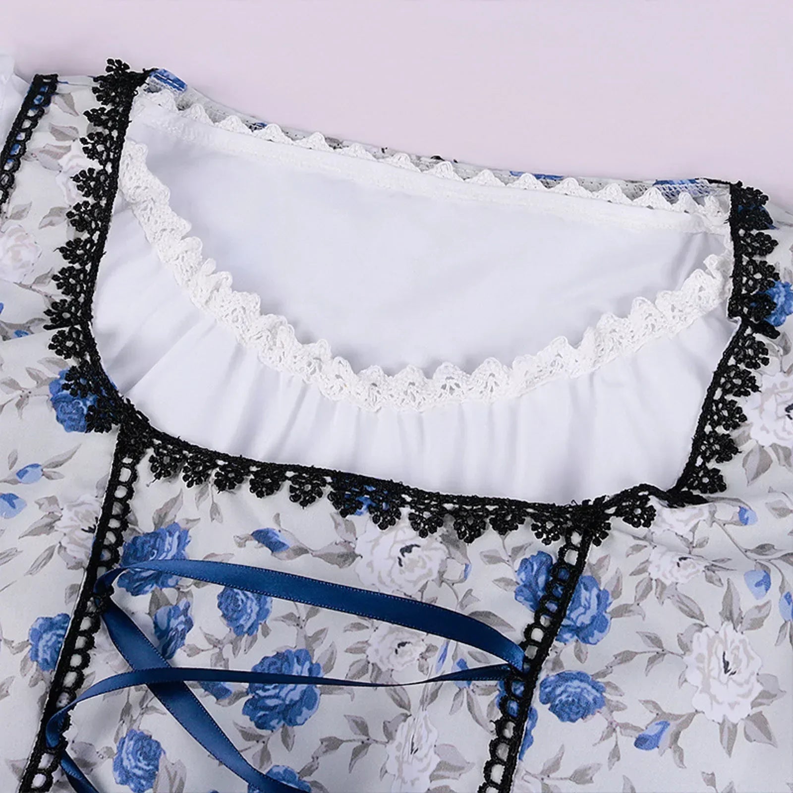 Oktoberfest dirndljurk met bloemenprint en satijnen lintschort 4