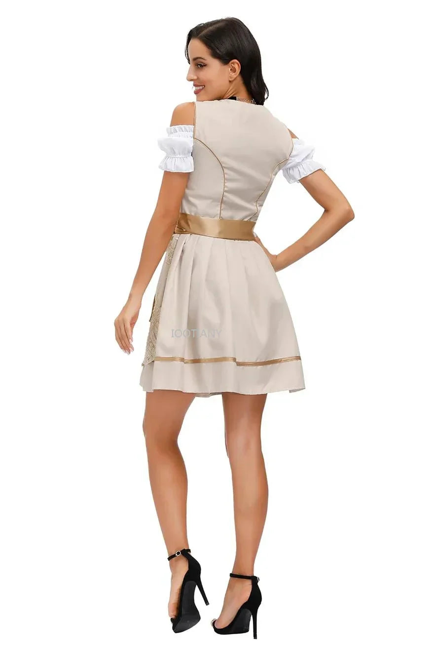 Oktoberfest dirndljurk met bloemenschort en kanten blouse 1