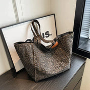 Elegante Luipaardprint Porter Tas Met een Chic Silhouet