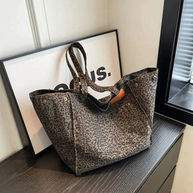 Elegante Luipaardprint Porter Tas Met een Chic Silhouet