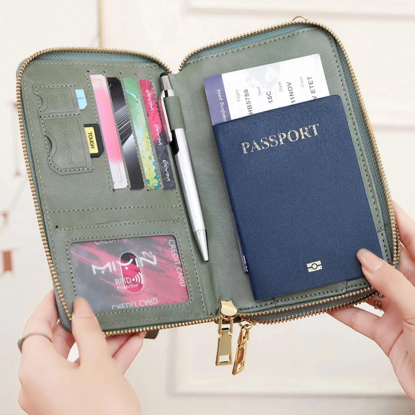 Denise | RFID Beschermende Paspoorthouder en Reisetui met Polsband