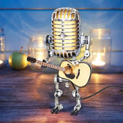 Vintage metalen microfoonrobot met gitaarlamp 1