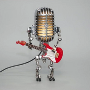 Vintage metalen microfoonrobot met gitaarlamp 6