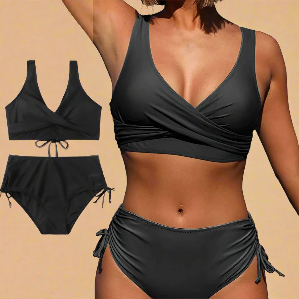 Zwarte bikini-set met gewikkelde bikinitop en hoge taille bikinibroek met strikkoorden aan de zijkanten