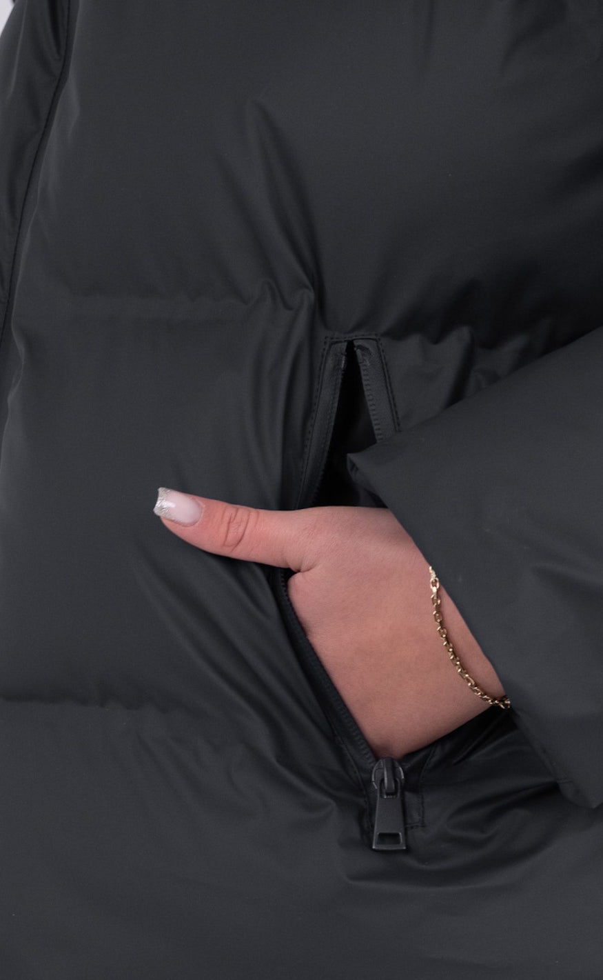 Zwarte donsjas voor dames | Met capuchon 3