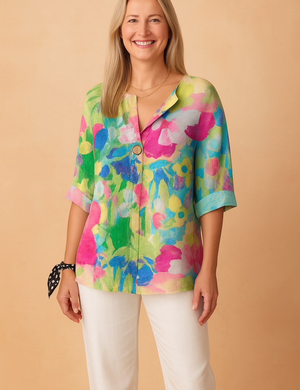Kunstzinnige blouse met aquarel-achtige bloemenprint in felle kleuren zoals neon roze, limegroen, blauw en geel. Voorzien van een enkele houten knoopsluiting.