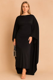 Maxi jurk in zwart met dramatische vleermuismouwen en aansluitende taille, perfect voor een avondfeest.
