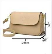 Beige dames schoudertas met afneembare band, compact formaat van 23x9x6 cm, ideaal voor dagelijks gebruik.