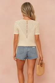 Beige V-hals top met gehaakte korte mouwen en subtiele textuur in gebreide look