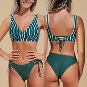 Donkergroene bikini met gestreepte top en effen slip met zijveters en gekruiste vetersluiting achteraan.