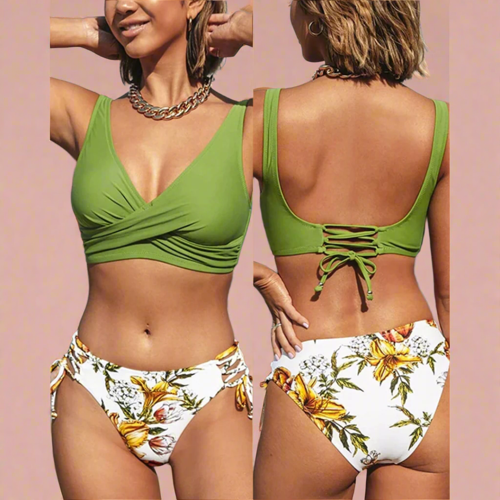Bikini met lichtgroene twist-top en wit bloemenprint slip met strikdetails aan de zijkant en vetersluiting op de rug.