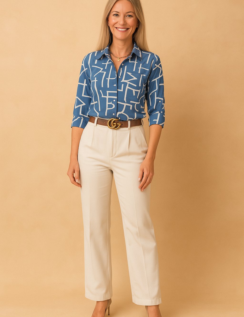 Blauw damesoverhemd met abstract wit lijnpatroon, lange mouwen en knoopsluiting, van lichtvallende stof.