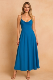 Blauw satijnen maxi-jurk met watervalhalslijn en spaghettibandjes, ontworpen met een flatterende A-lijn pasvorm en soepele stof.
