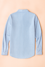 Blauw-wit gestreepte blouse met lange mouwen en klassieke kraag, afgewerkt met knoopsluiting aan de voorzijde – perfect voor een zakelijke of casual-chique look.