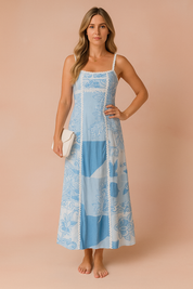 Mouwloze maxi-jurk met blauwe bloemenprint, rechte halslijn en kanten details