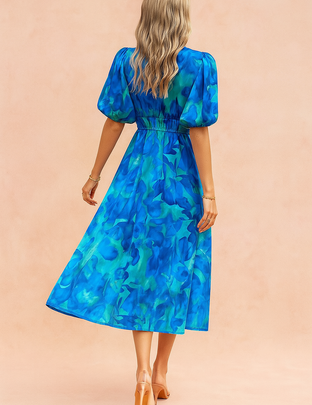 Blauwe midi-jurk met grote bloemprint, V-hals, pofmouwen en gesmokte taille.