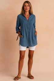 Blauwe tuniekblouse van luchtige stof met lange mouwen en knoopsluiting, casual gestyled.