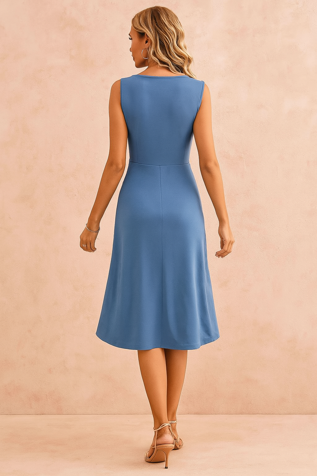 Mouwloze blauwe midi-jurk met V-hals en gekruiste plooidetails bij de taille, elegant en flatterend silhouet