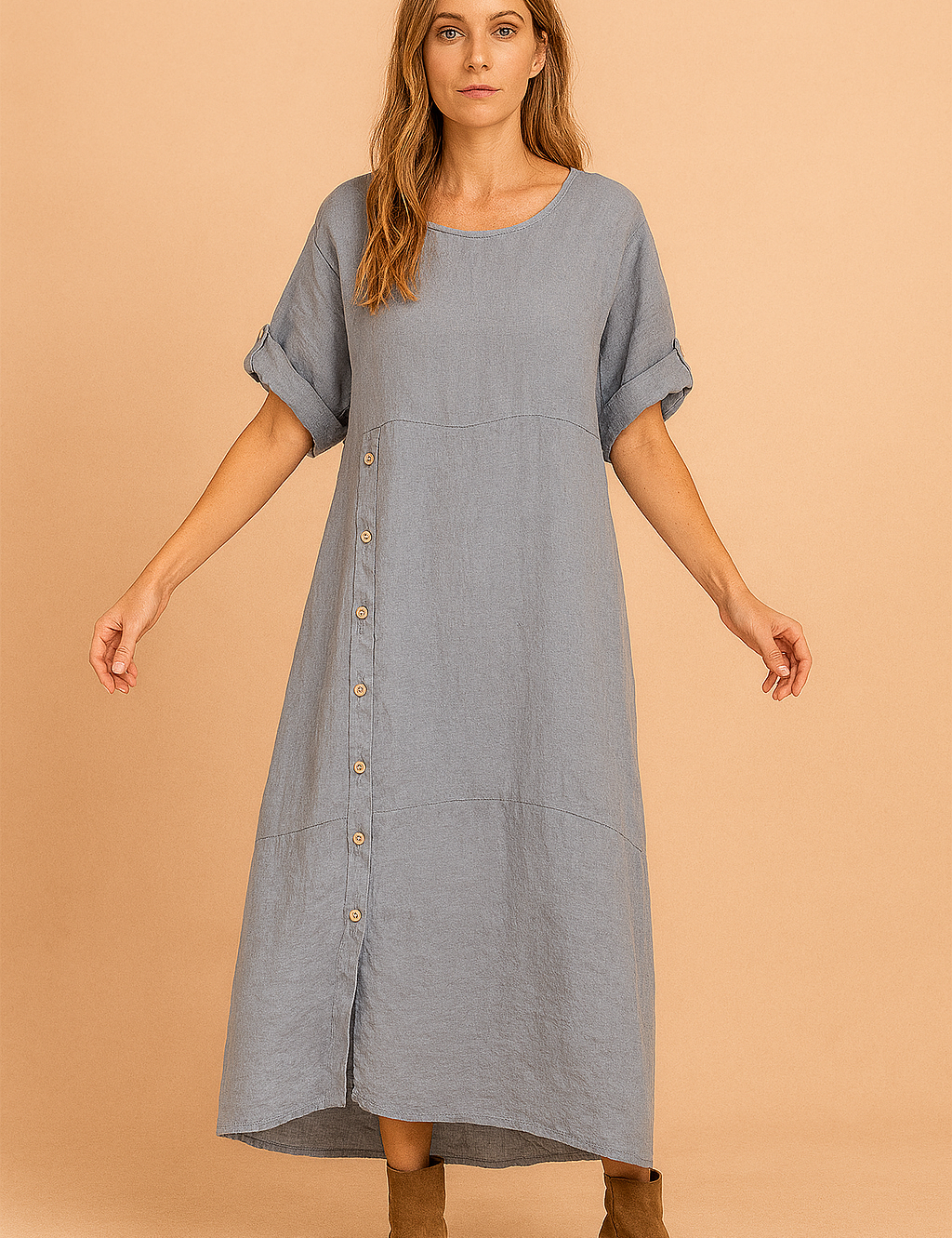Blauwgrijze midi-jurk van linnen met opgerolde mouwen en decoratieve knoopsluiting aan de zijkant.