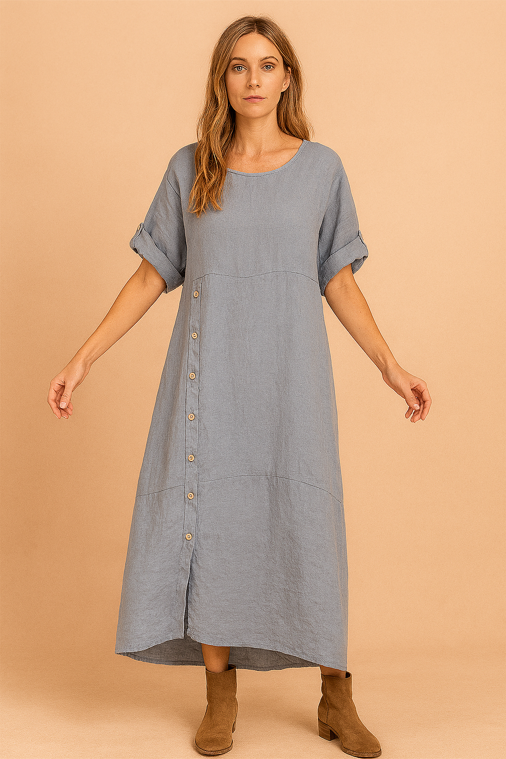 Blauwgrijze midi-jurk van linnen met opgerolde mouwen en decoratieve knoopsluiting aan de zijkant.