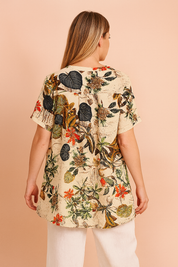 Luchtige blouse met korte mouwen en kleurrijke bloemenprint in vintage stijl, voorzien van knoopsluiting en rechte zoom