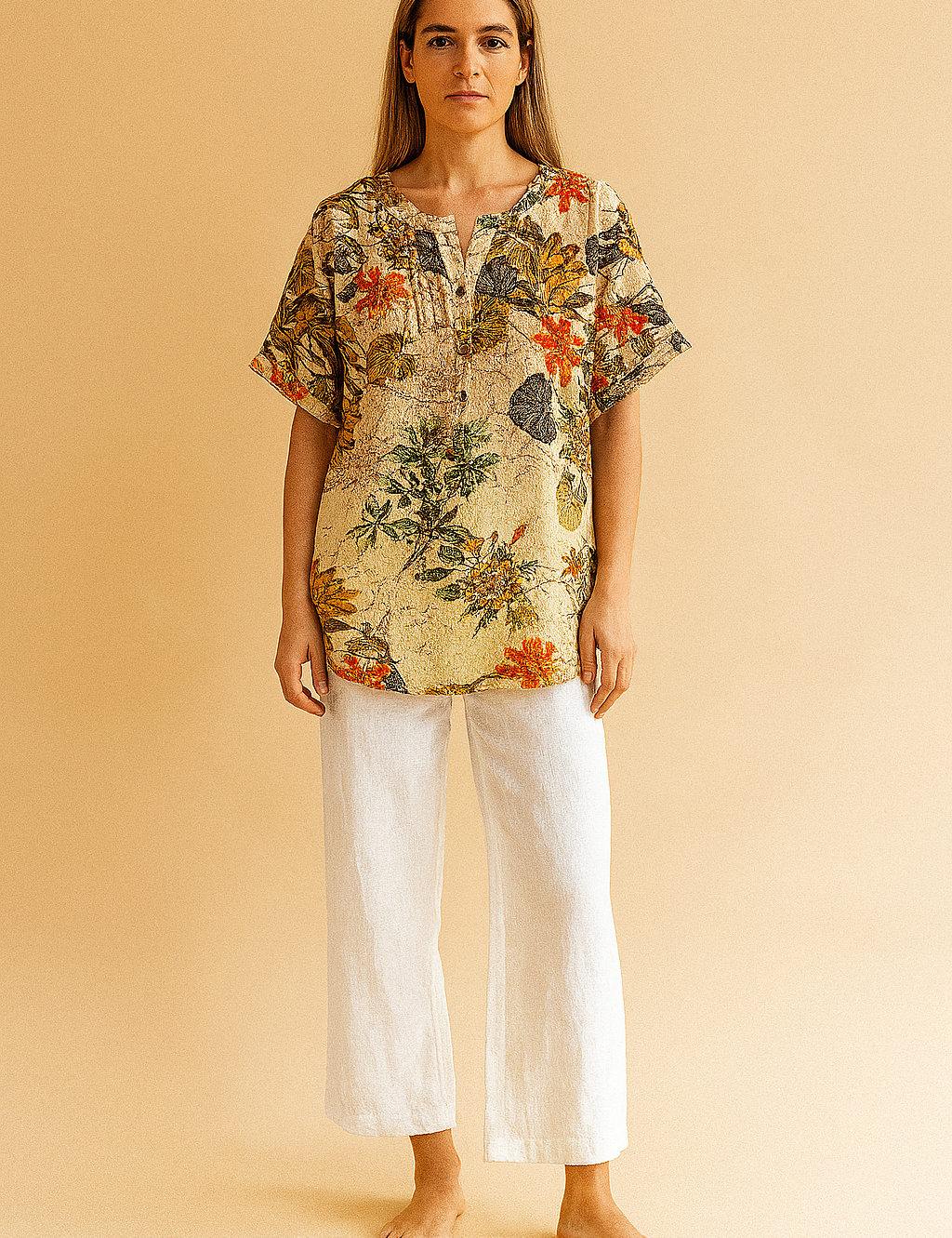 Luchtige blouse met korte mouwen en kleurrijke bloemenprint in vintage stijl, voorzien van knoopsluiting en rechte zoom