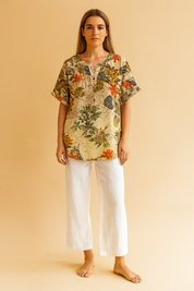 Luchtige blouse met korte mouwen en kleurrijke bloemenprint in vintage stijl, voorzien van knoopsluiting en rechte zoom