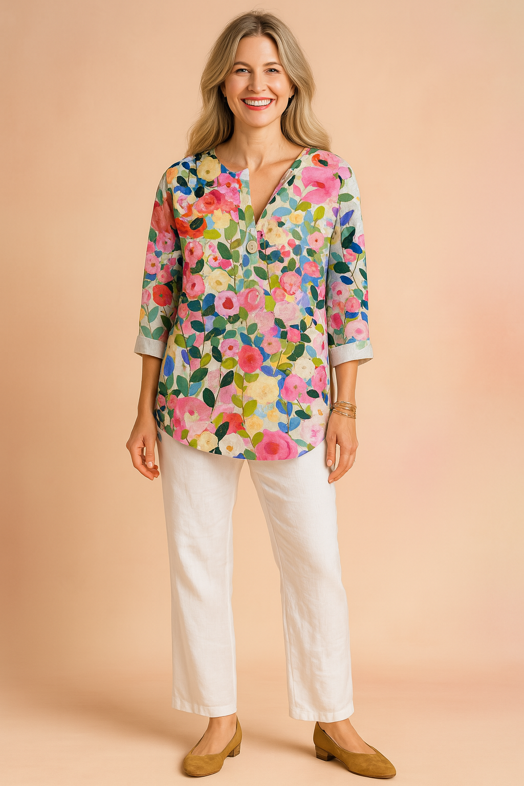Linnen blouse met driekwartmouwen en kleurrijke bloemenprint in roze, groen, geel en blauw op een lichte ondergrond. Voorzien van halve knoopsluiting en rechte zoom.