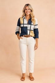 Stijlvolle blouse met lange mouwen, uitgevoerd in een opvallend grafisch kleurblokpatroon met marineblauw, beige, wit en mosterdgeel, afgewerkt met een klassieke kraag en knoopsluiting.
