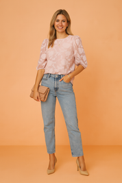 Zachtroze jacquard top met ton-sur-ton bloemenstructuur, pofmouwen tot drie kwart en ronde hals – ideaal voor een vrouwelijke uitstraling.