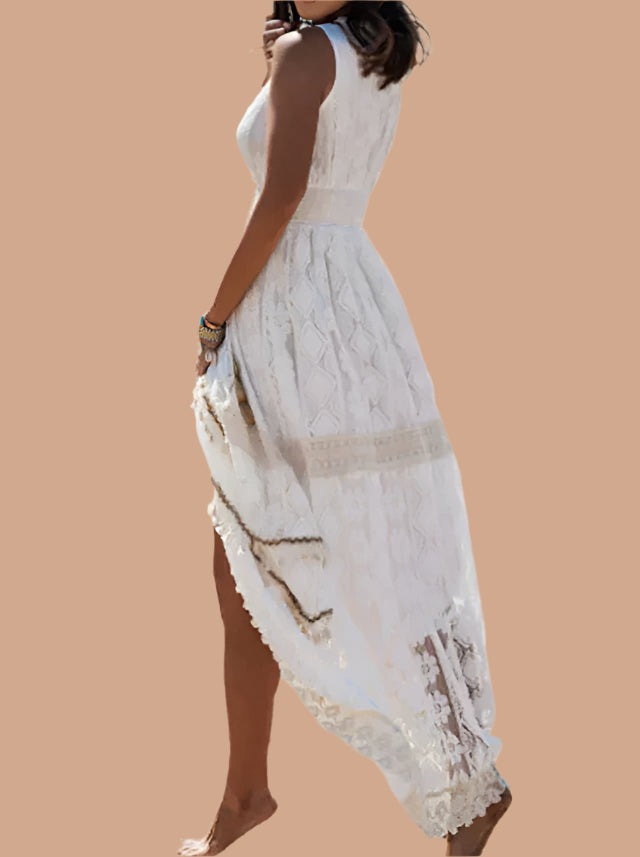 Zijaanzicht van een crèmekleurige bohemian maxi-jurk met gehaakt kant en etnisch motief, afgewerkt met een golvende zoom en opengewerkte details.