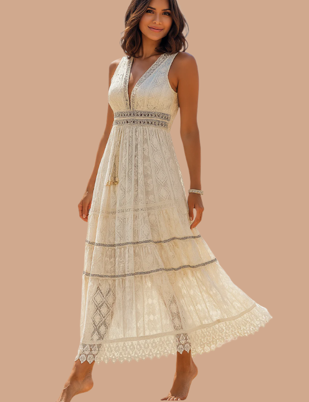 Bohemian maxi-jurk met V-hals, mouwloos ontwerp en kanten details in een crèmekleurig geometrisch patroon met split aan de voorkant.