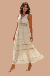 Bohemian maxi-jurk met V-hals, mouwloos ontwerp en kanten details in een crèmekleurig geometrisch patroon met split aan de voorkant.