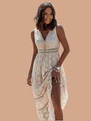 Bohemian maxi-jurk met V-hals, mouwloos ontwerp en kanten details in een crèmekleurig geometrisch patroon met split aan de voorkant.