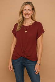 Bordeauxrood dames T-shirt met wafeltextuur, opgerolde korte mouwen en een elegante twistknoop aan de voorkant. Perfect voor een comfortabele en modieuze dagelijkse stijl.