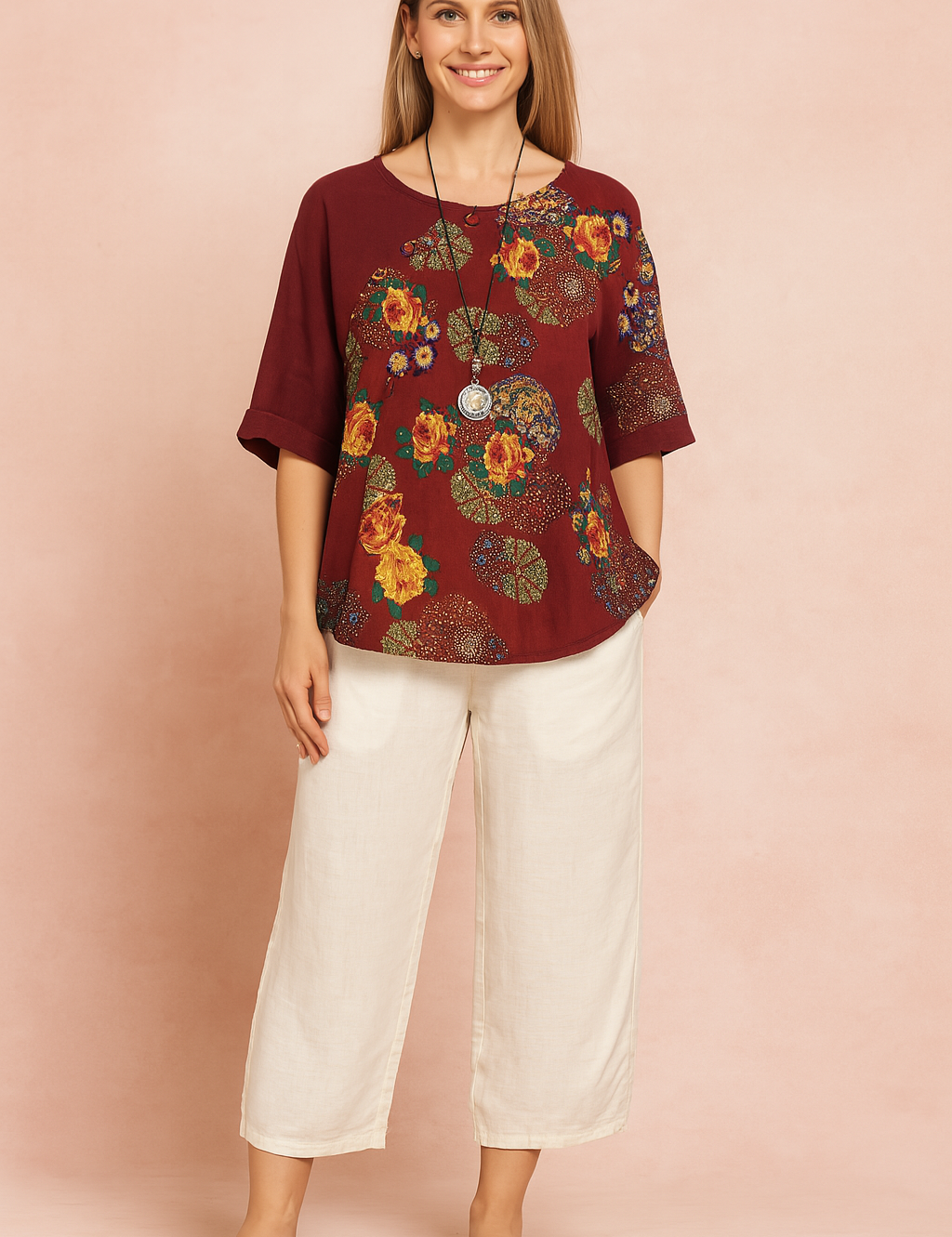 Bordeauxrode blouse met levendige geel-oranje bloemen- en medaillonprint, met relaxte korte mouwen en een vloeiende pasvorm voor moeiteloze boho-stijl.