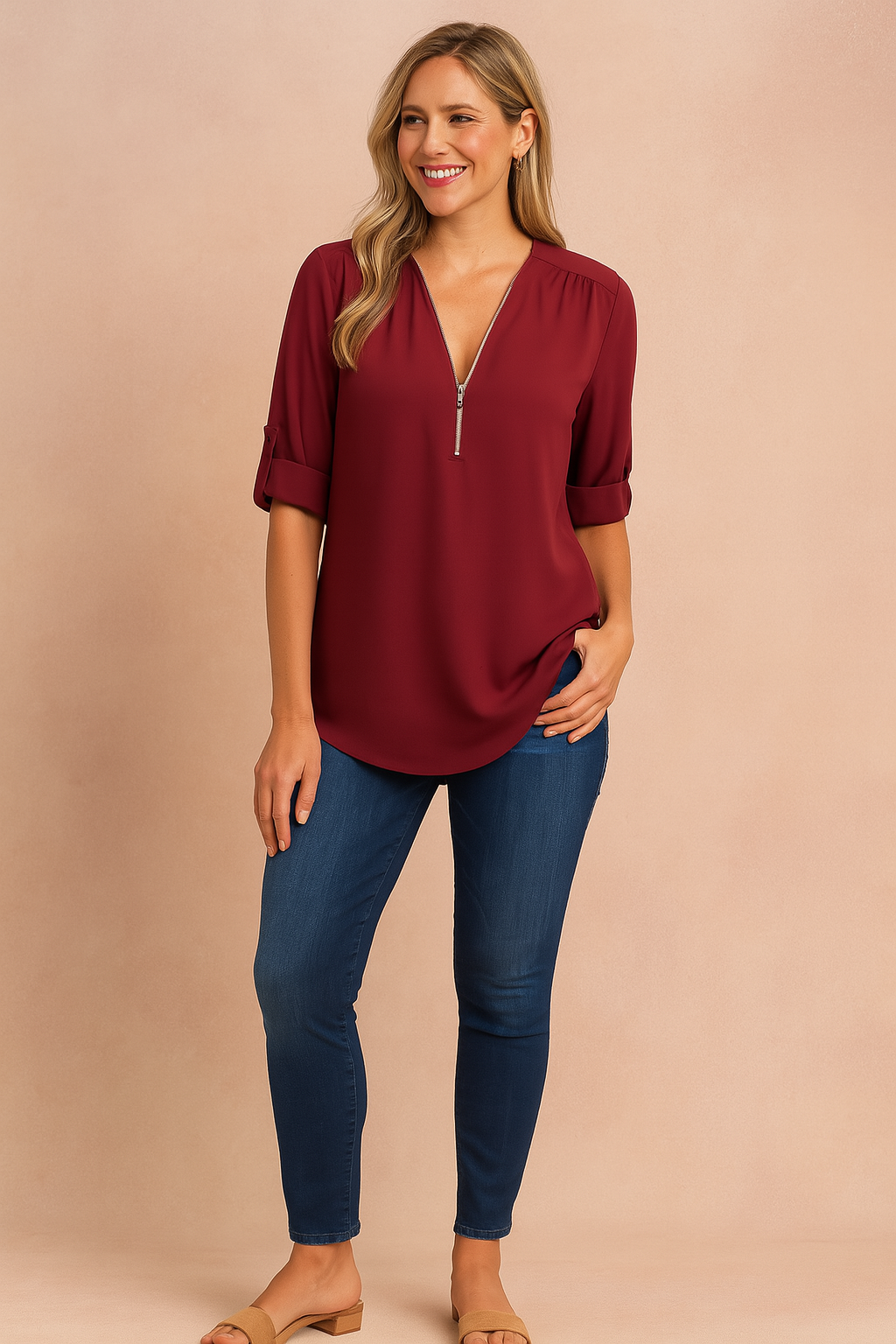 Elegante blouse in bordeauxrood met gladde afwerking, V-hals en halve rits aan de voorkant. De 3/4-mouwen zijn voorzien van vaste omslag met knoop.